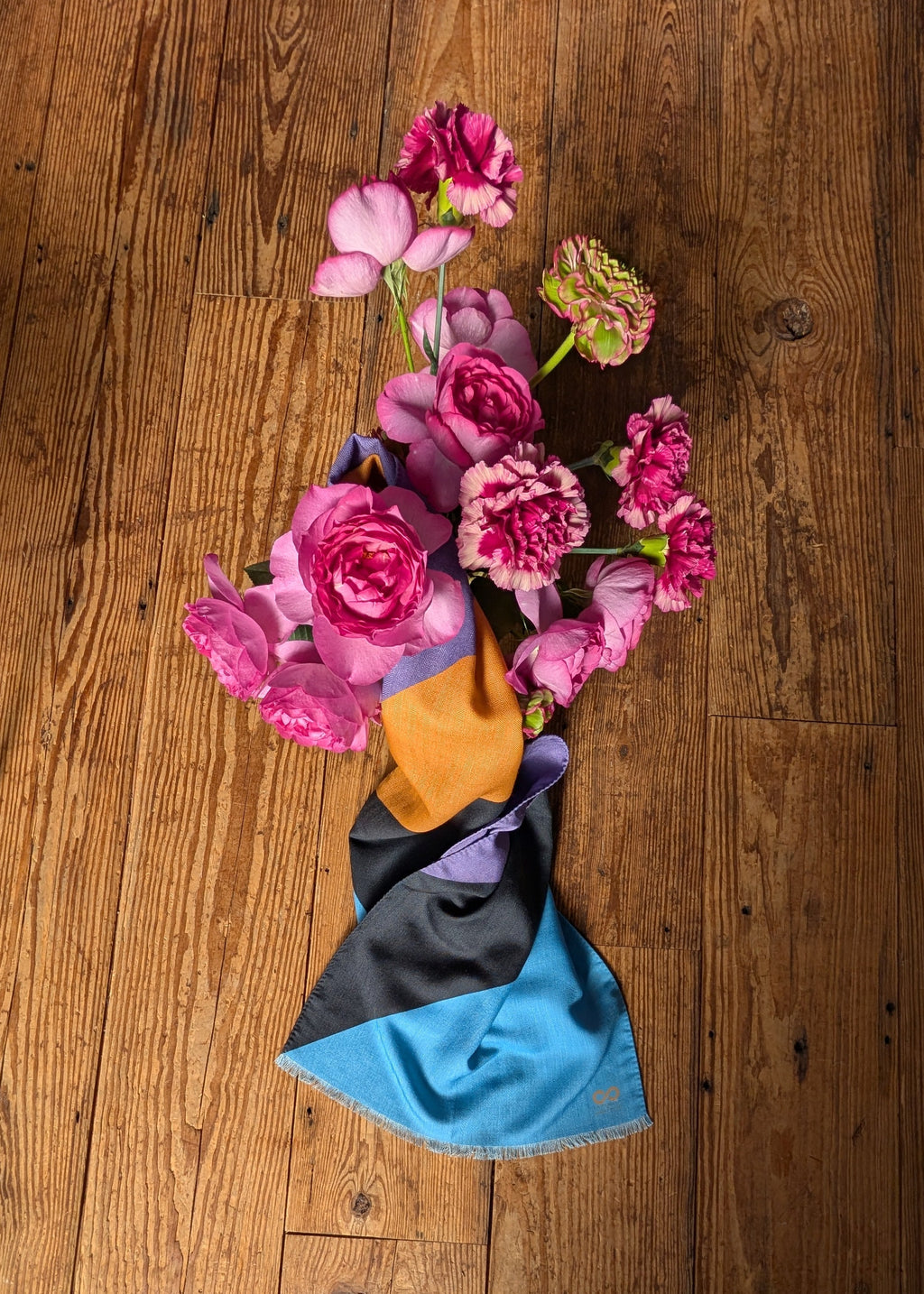 scarf multicolor decorated with a flower vase