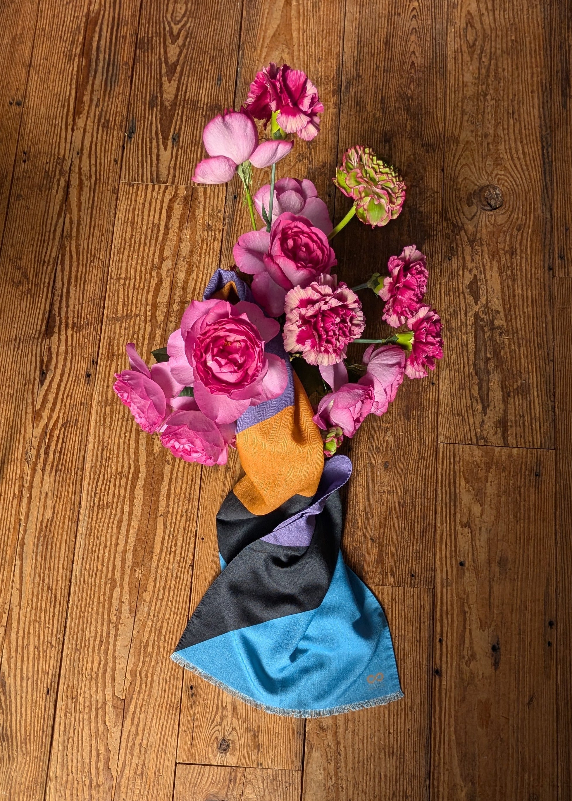 scarf multicolor decorated with a flower vase
