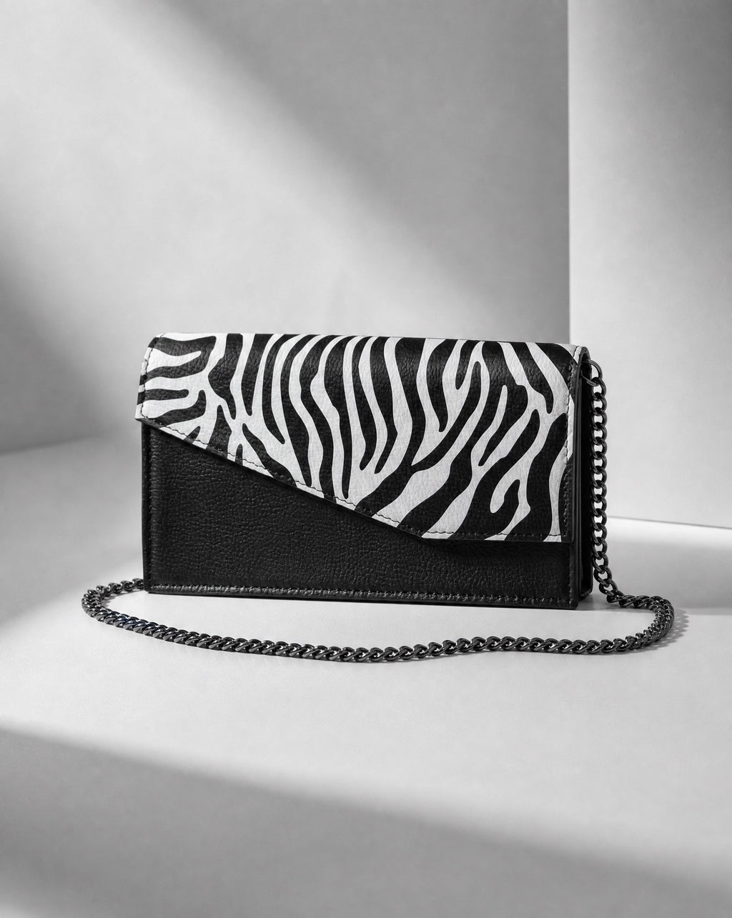 clutch in Zebra motiv and black chain