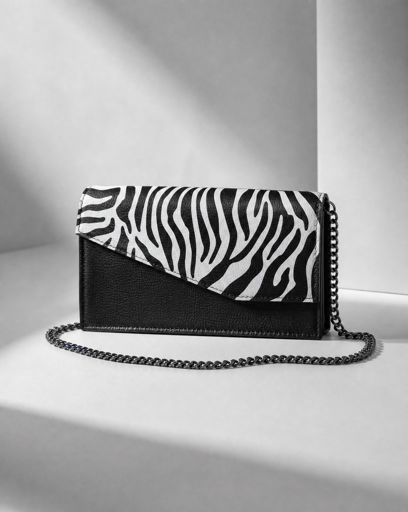 clutch in Zebra motiv and black chain
