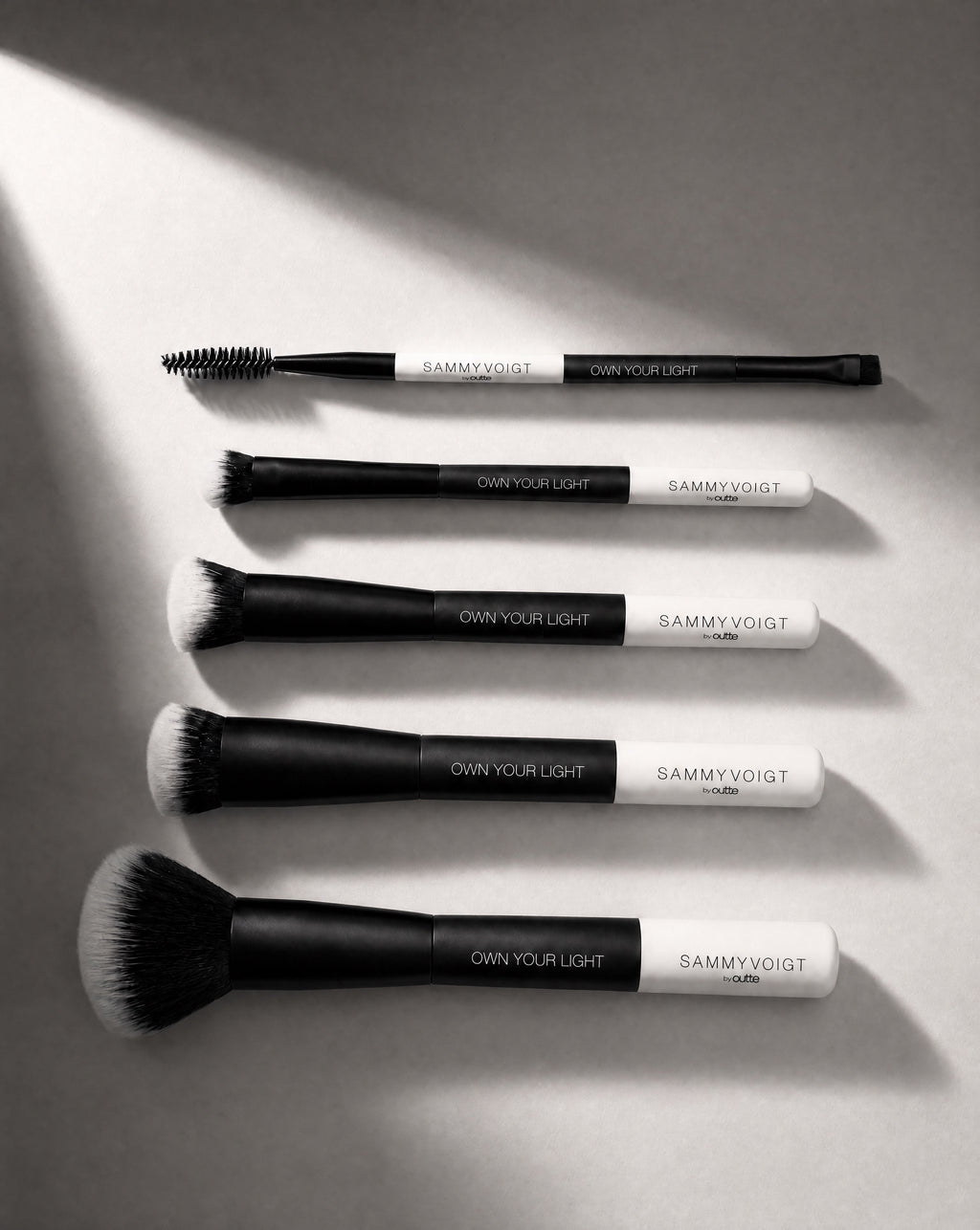 set 5 make up brushes in black and white
