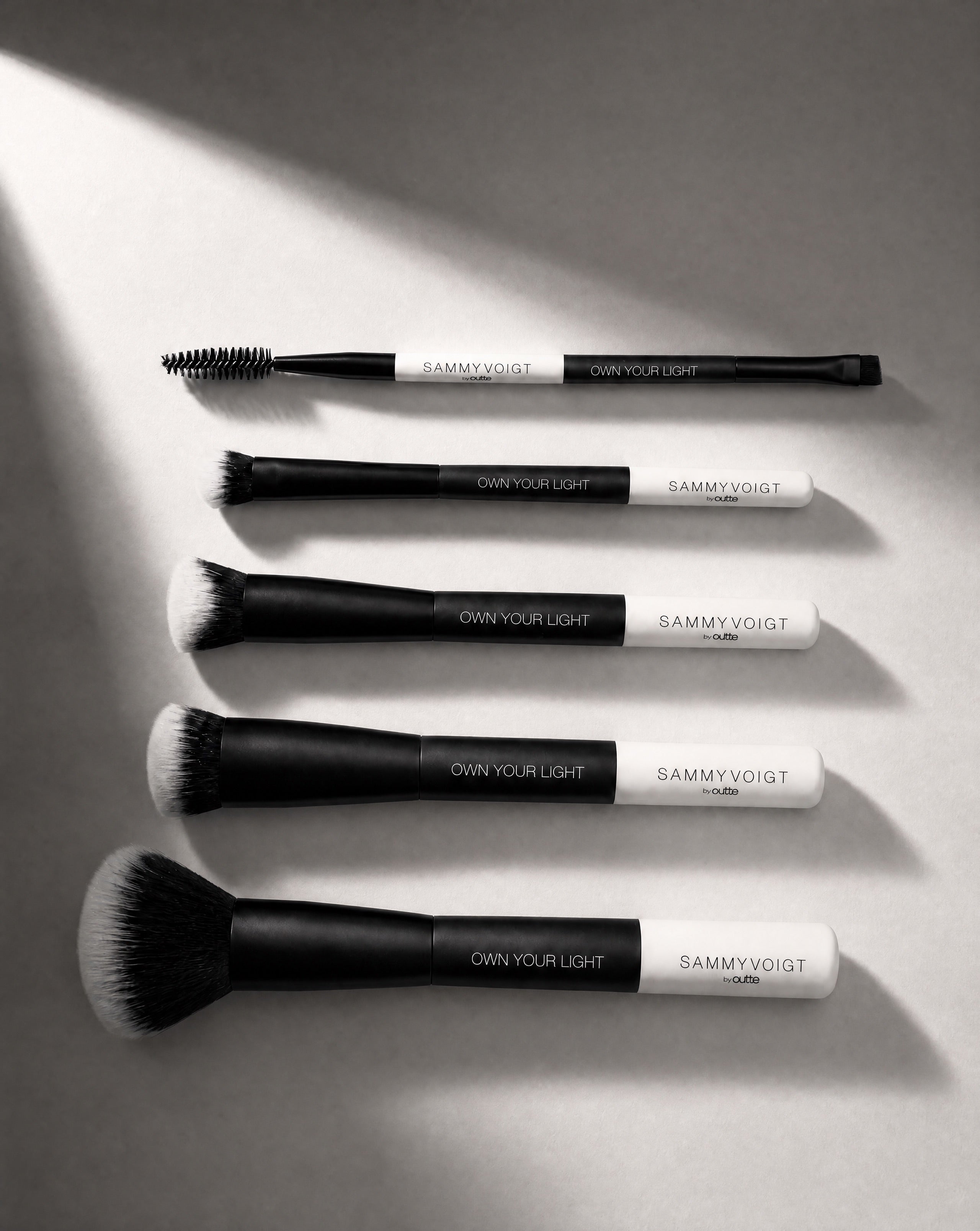 set 5 make up brushes in black and white